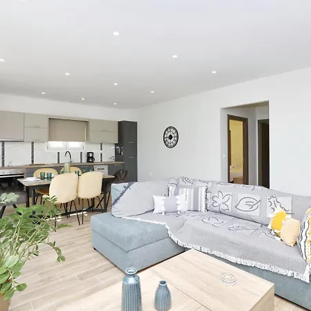 Iris - Paws Getaway Apartment