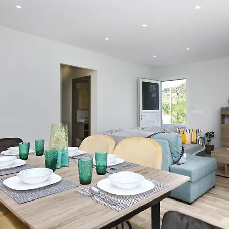 Iris - Paws Getaway Apartment Skopelos Town