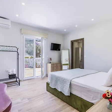 Iris - Paws Getaway Apartment Skopelos Town