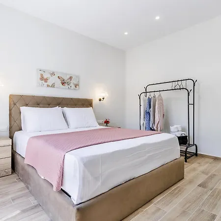 Iris - Paws Getaway Skopelos Town