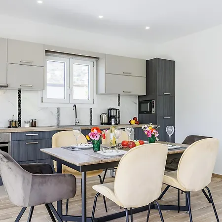 Iris - Paws Getaway * Skopelos